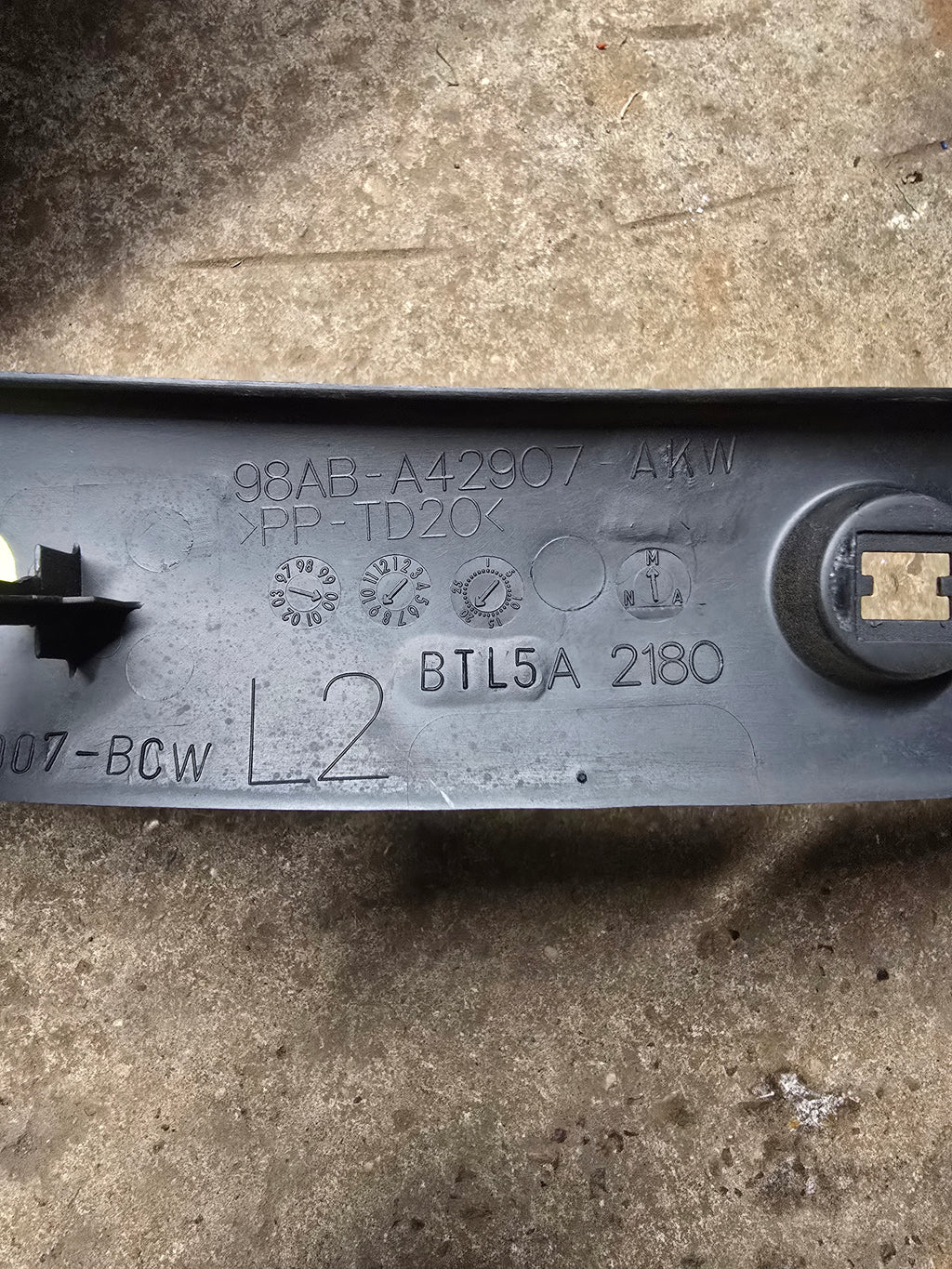 Ford Focus Mk1 98-2004 Interior Trim (Genuine OE 98ABA42907AKW)
