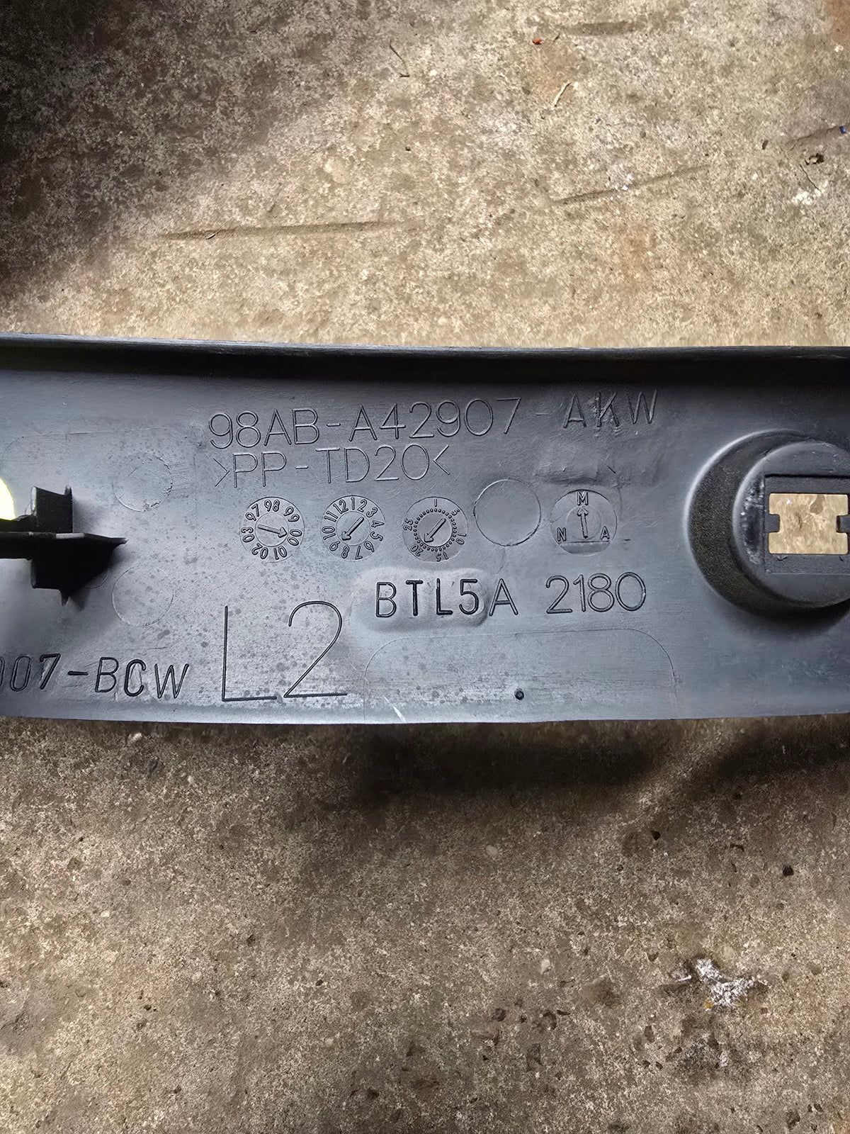 Ford Focus Mk1 98-2004 Interior Trim (Genuine OE 98ABA42907AKW)