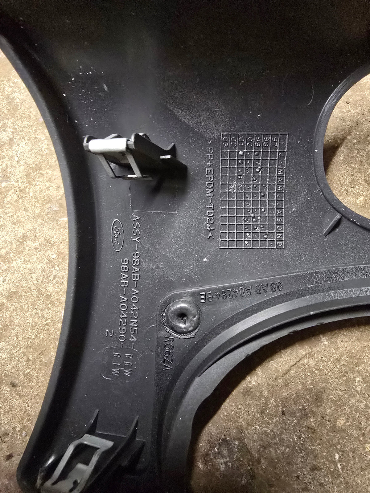 Ford Focus Mk1 98-2004 Drivers Dashboard Vent Trim (Genuine OE 98AB042N54BGW)