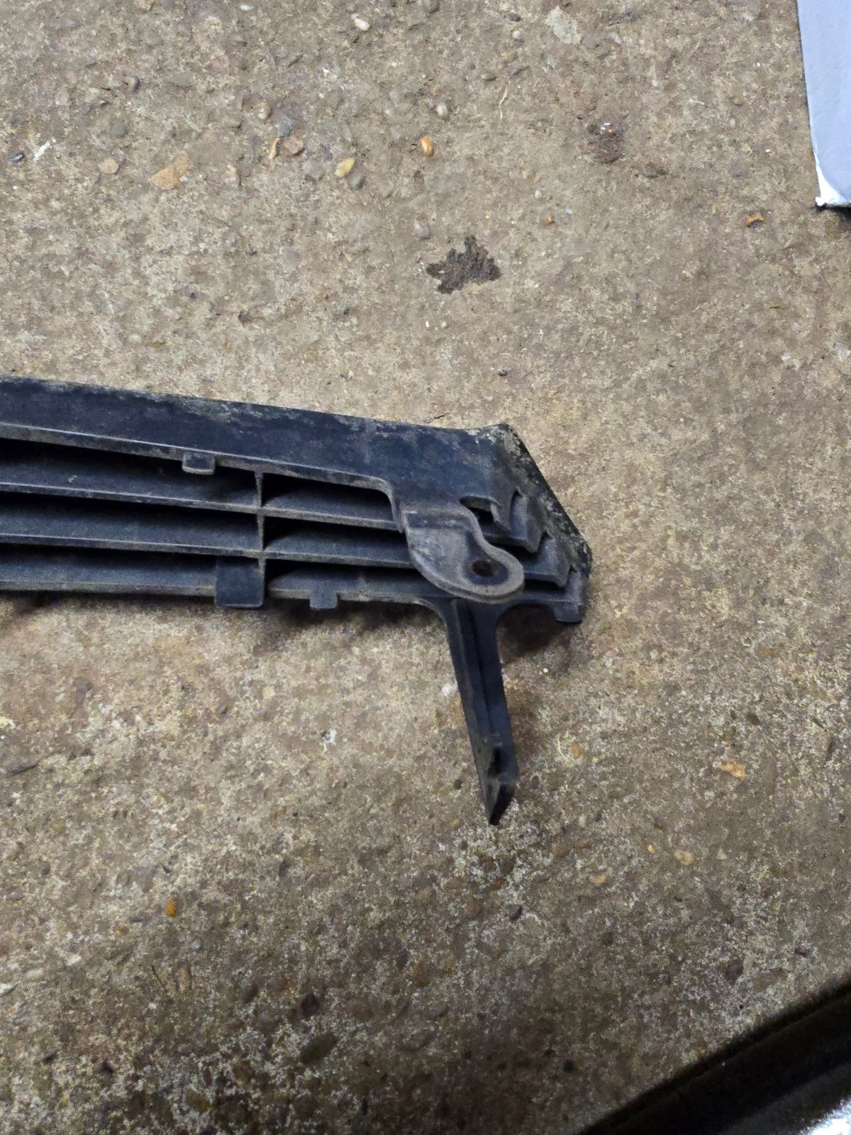 Ford Focus Mk1 98-01 Front Upper Grille