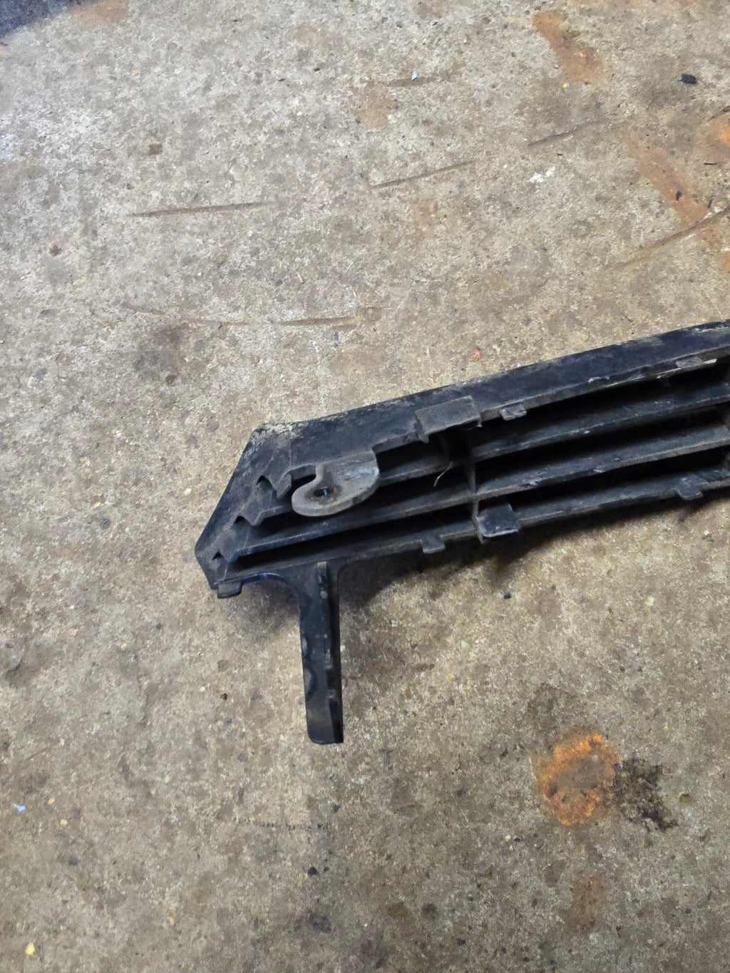 Ford Focus Mk1 98-01 Front Upper Grille