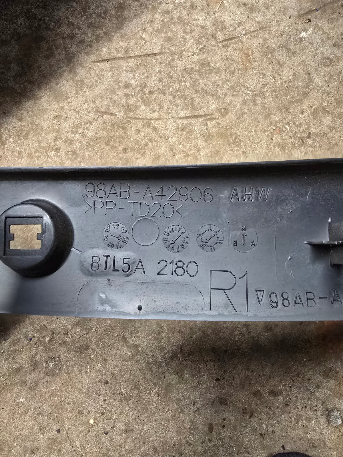 Ford Focus Mk1 98-2004 Interior Trim (Genuine OE 98ABA42906AKW)